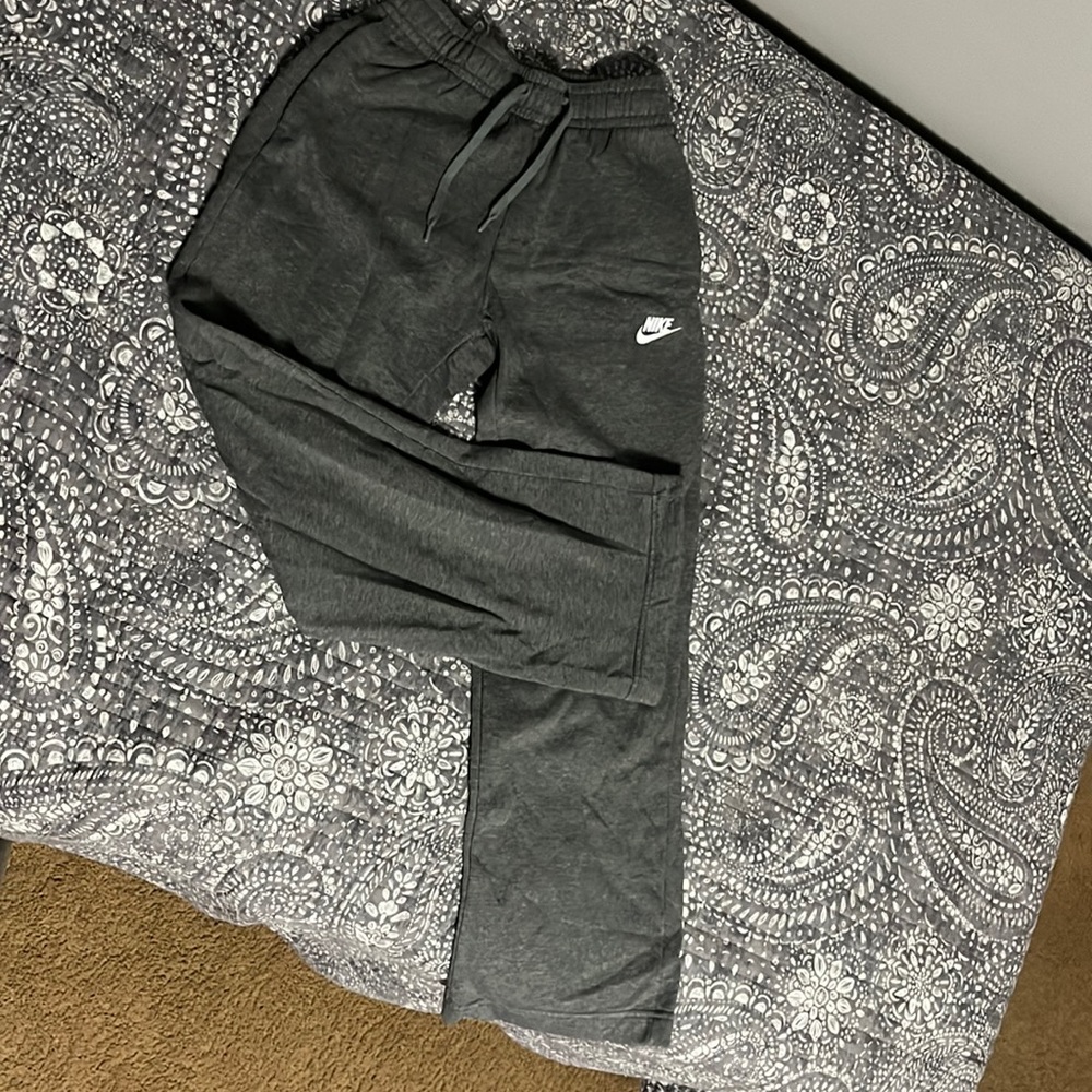 NWOT never been worn Nike sweat pants with pockets